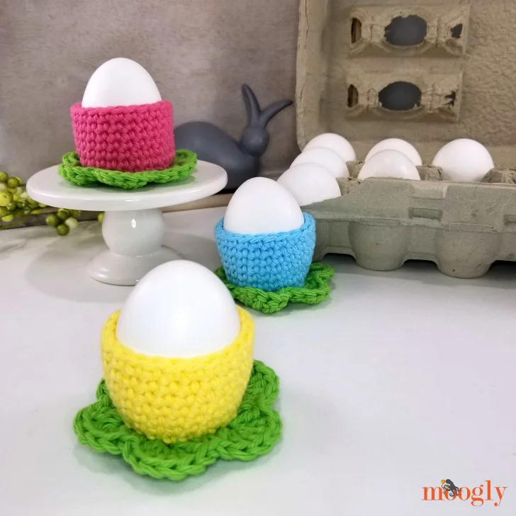 Simple Flower Egg Cozy - one in front, DIR 2