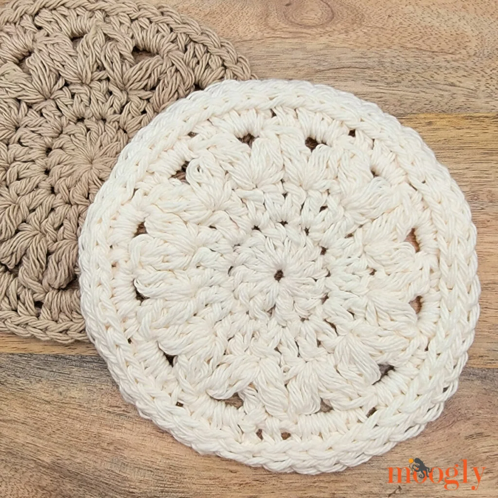 Floral Farmhouse Crochet Coasters - Free Crochet Pattern on Moogly