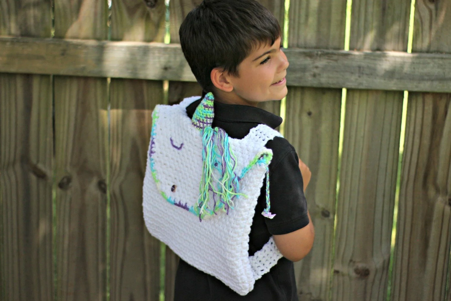 How to crochet an easy unicorn backpack with a free crochet pattern