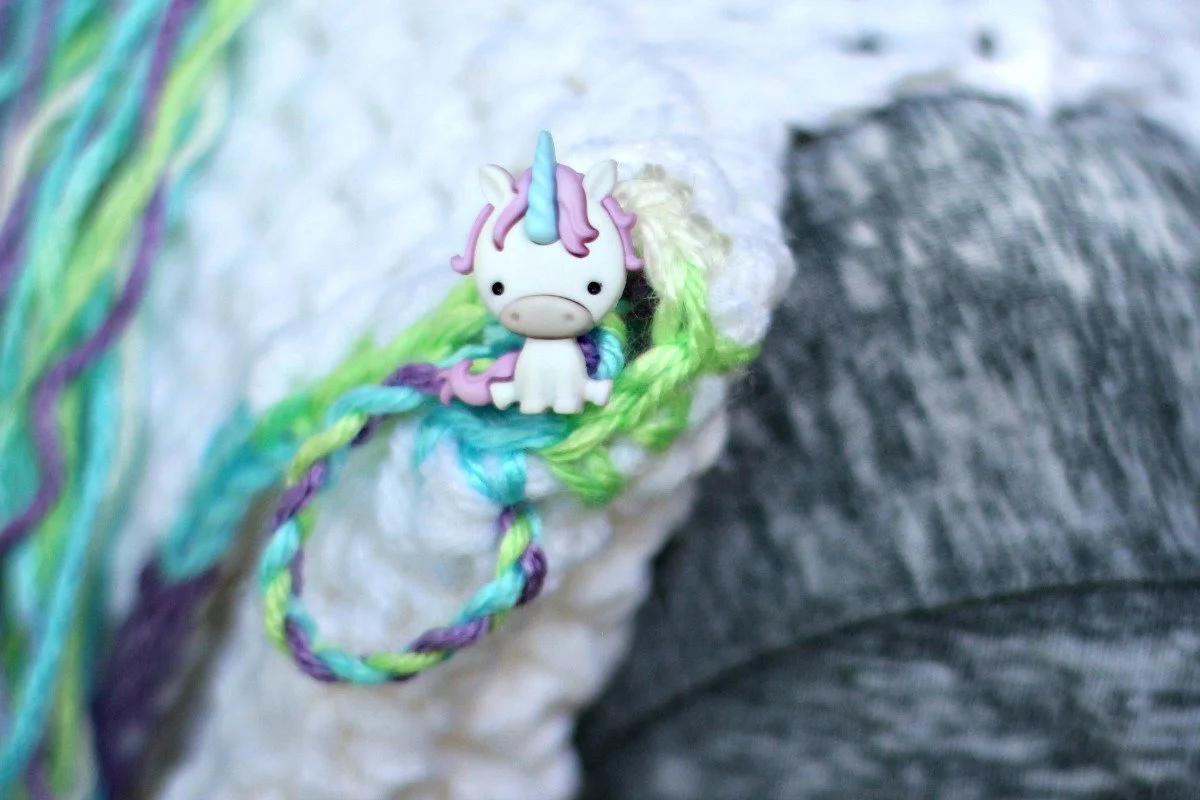 How to crochet this easy unicorn backpack with a free crochet pattern