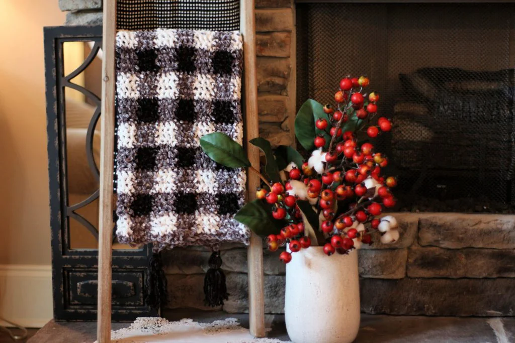 How cute is this velvet plaid blanket?? And it's a FREE crochet pattern in three sizes!!